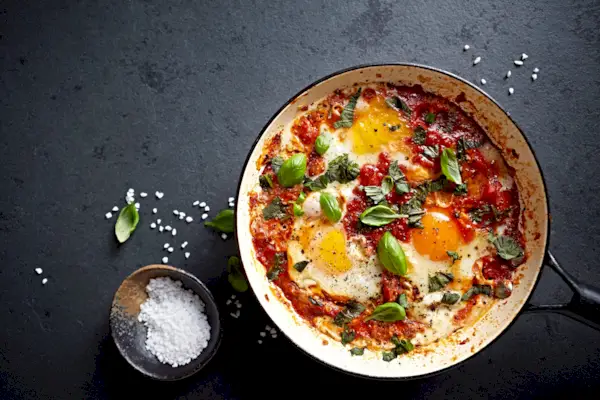 Shakshouka Eggs (uova in camicia in salsa di pomodoro piccante)