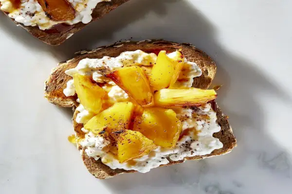 toast caldo con ananas alla griglia e miele