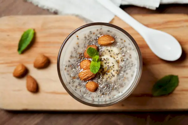 Budino di semi di chia con avena, banana e mandorle alla menta