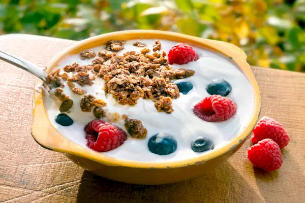 yogurt frutti di bosco muesli fuori