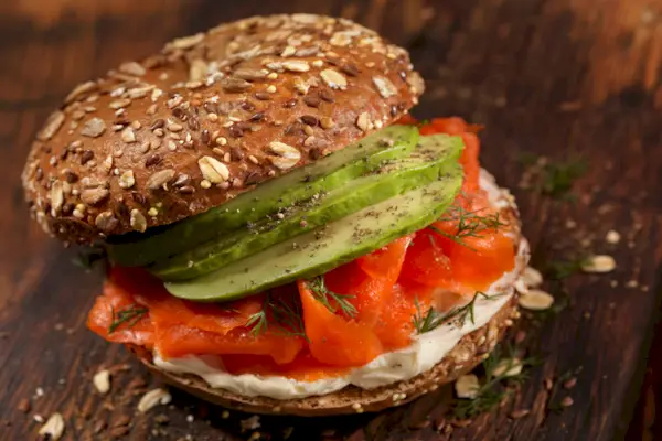 Bagel al salmone affumicato con crema di formaggio e avacoda
