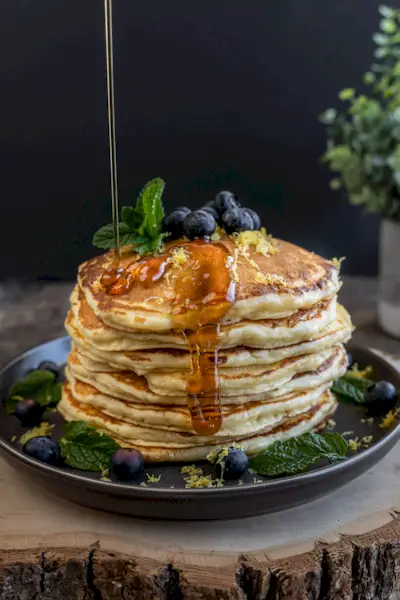 pila di frittelle di ricotta e limone