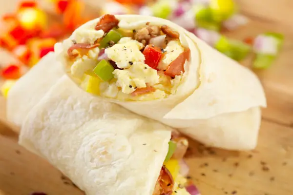 burrito da colazione con uova strapazzate
