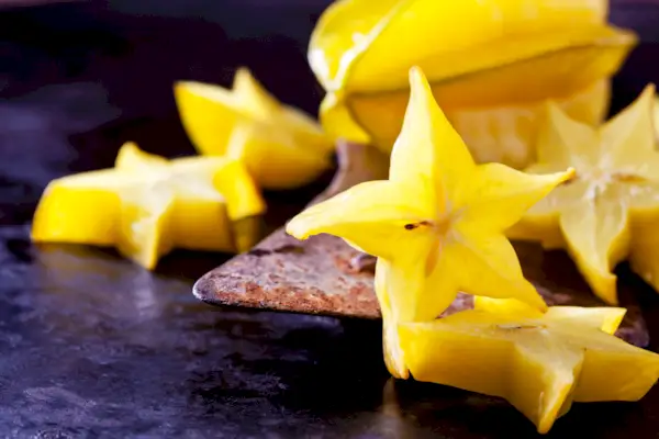 carambola affettata su una vecchia mannaia