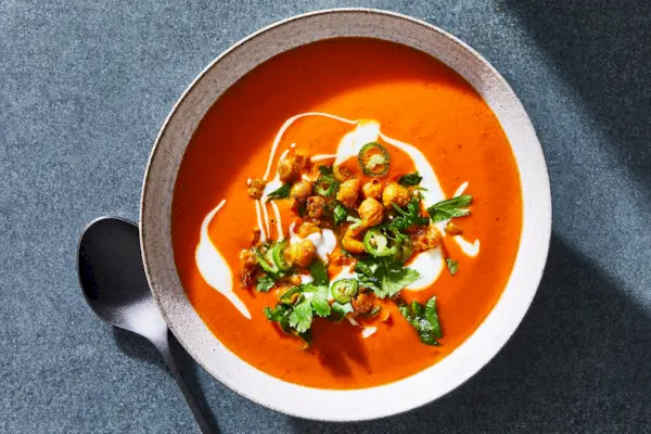 Curry-Karotten-Tomaten-Suppe mit Kichererbsen-Gremolata