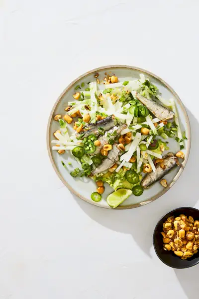 Sardinen mit Jicama, Avocado und Maisnüssen