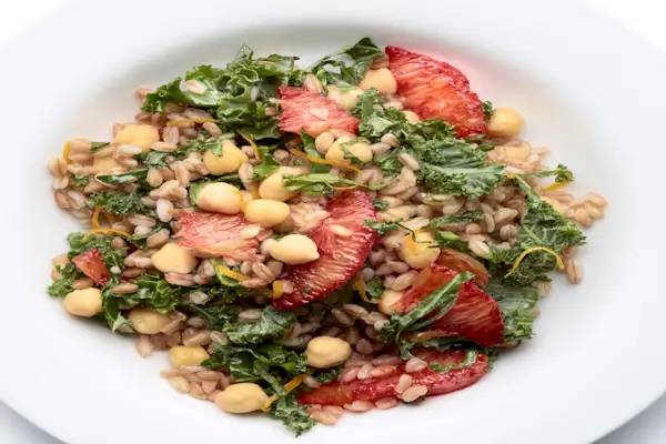 Wintergetreidesalat mit Orange und Kichererbsen