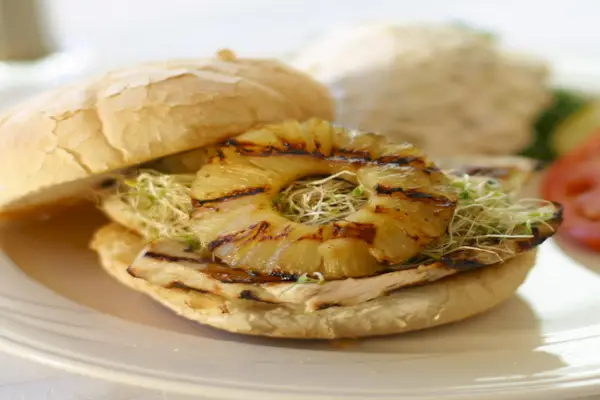 Gegrilltes Hähnchen-Ananas-Sandwich