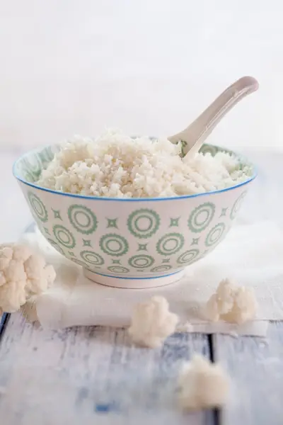 Mísa květákové rýže a květákové růžičky na látku a dřevo