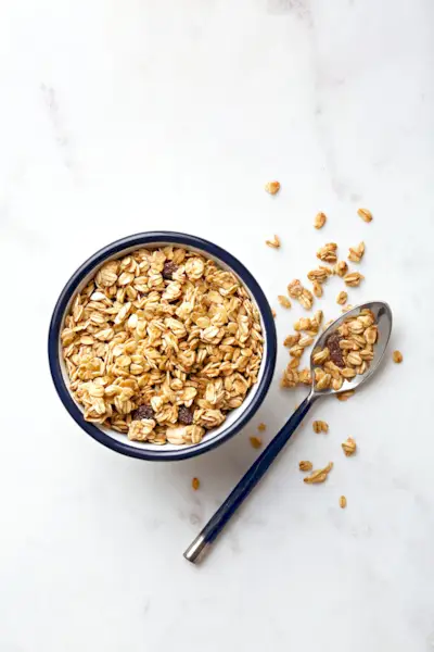 Přímo Nad Záběr Ovesných Vloček V Misce Na Mramorovém Stole