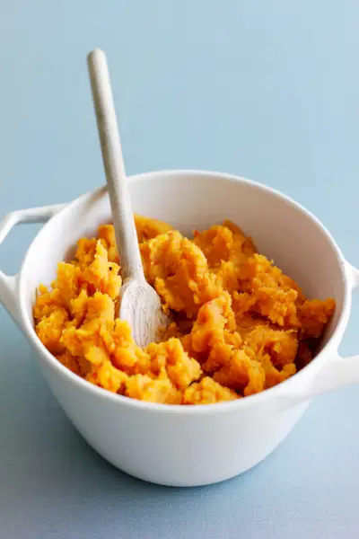 miska šťouchaných sladkých brambor