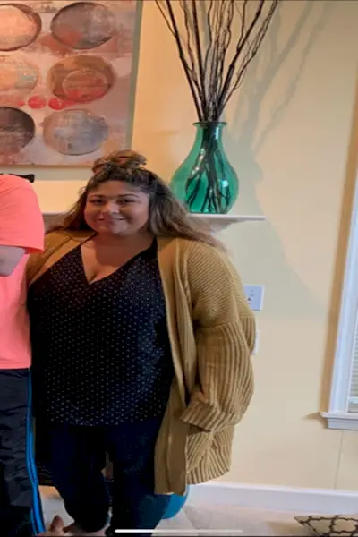 osoba stojící před vázou