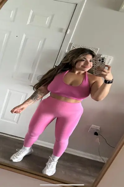 žena pózuje pro obrázek