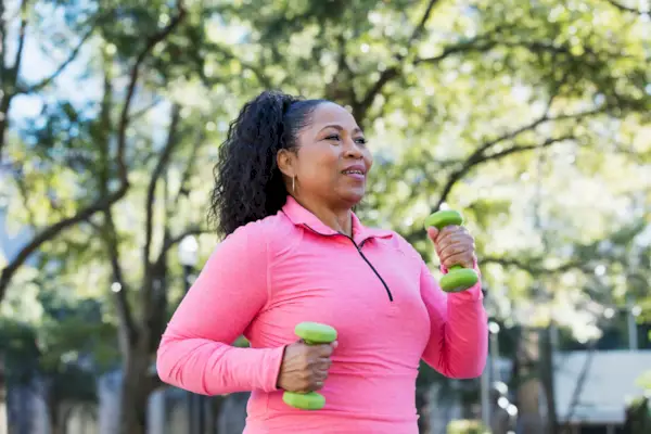 11 formas prácticas de perder grasa del estómago y fortalecer el núcleo, según los RD