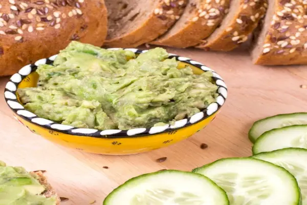 Sandwichs au concombre et à l'avocat sur fond de pain.