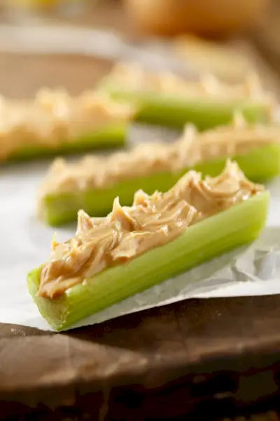 Beurre de cacahuète sur des bâtonnets de céleri