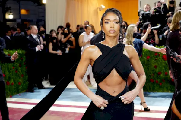 Die Met-Gala 2022 von Lori Harvey feiert in Amerika eine Anthologie an Modeneuheiten