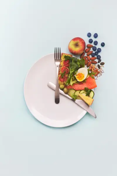 A plate seen from above arranged to illustrate the concept of intermittent fasting.