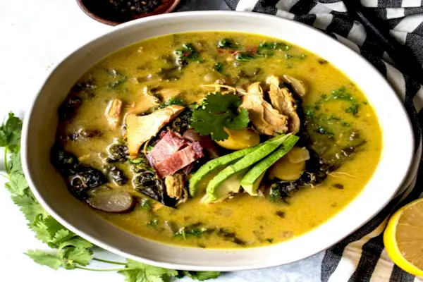 Zupa jarzynowa z kurczakiem w garnku