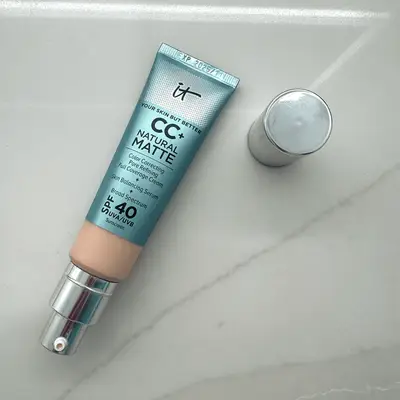 O novo creme de CC CC natural da Cosmetics dá à minha pele um acabamento retocado