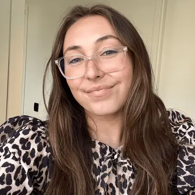 Adi Giesey, editor, showing her hair after using Cecred Hydrating Conditioner