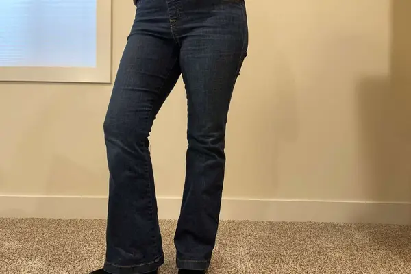 LOW-RISE BLACK BOOT JEANS