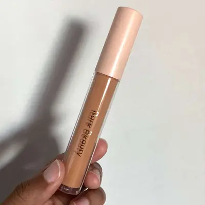 Pozytywne światło Rare Beauty pod okiem sprawiło, że wyglądam obudzona w kilka sekund