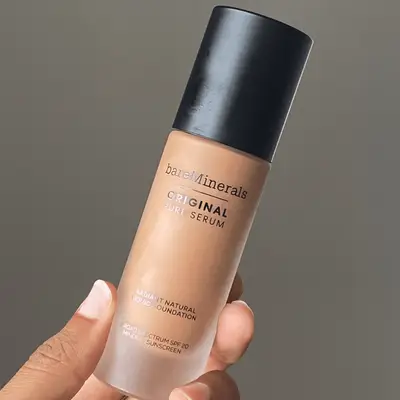 La fondazione liquida per sierica pura originale di BareMinerals dà alla mia pelle un bagliore naturale