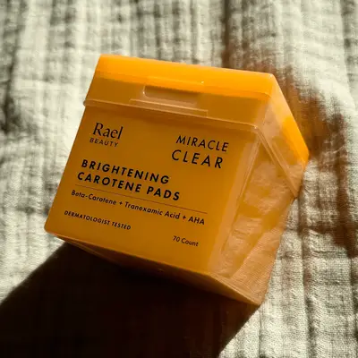 rael brightening carotene pads box on beige background