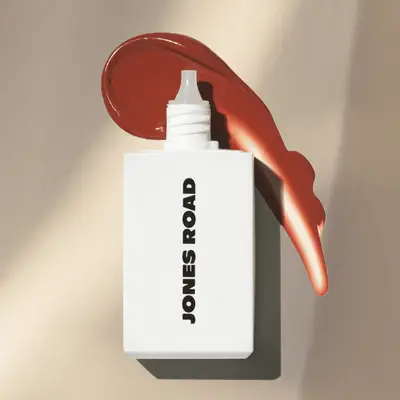 La poudre bronzante en gel de Jones Road donne à ma peau une lueur prête à la plage et bouillonnée par le soleil